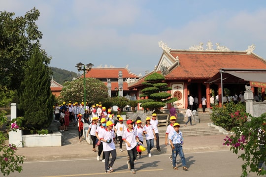 Hàng ngàn người về Truông Bồn ngày lễ thống nhất