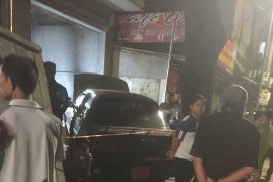 Nghệ An: Chủ nhà tá hỏa phát hiện người đàn ông chết dưới gầm xe