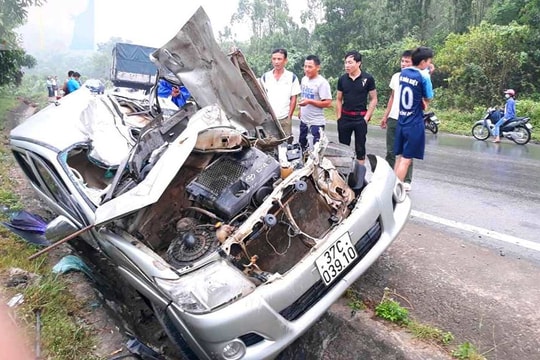 Nghệ An: Tài xế xe bán tải tử vong trong ca bin bẹp dúm