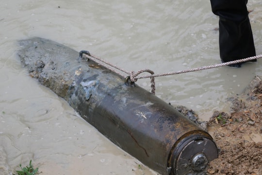 Đào ao cá, phát hiện quả bom nặng 3 tạ ở Nghệ An