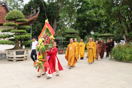 Giáo hội Phật giáo Nghệ An dâng hương, dâng hoa chào mừng Đại lễ Vesak