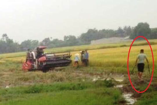 Côn đồ bảo kê gặt lúa vác dao, kiếm truy sát 2 nông dân trọng thương