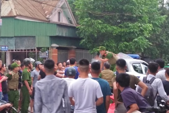 Chủ quán thịt chó nhảy múa trên ban công dương tính với ma túy đá