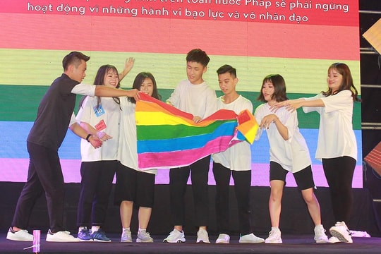 Ấn tượng lễ hội Pháp ngữ trường Phan với thông điệp ủng hộ cộng đồng LGBT