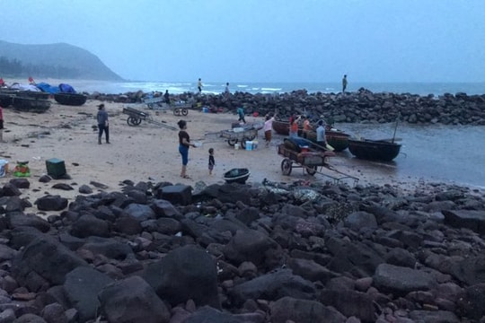 Lật thuyền thúng câu mực, ngư dân Nghệ An may mắn được cứu