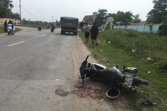 Nam thanh niên bị dập nát chân trong vụ va chạm giữa ô tô tải và xe máy
