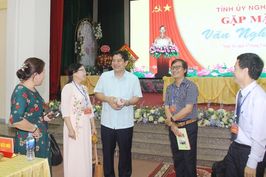 Bí thư Tỉnh ủy đề nghị các văn nghệ sỹ phát huy tốt phẩm chất của nhà nho, thầy đồ xứ Nghệ