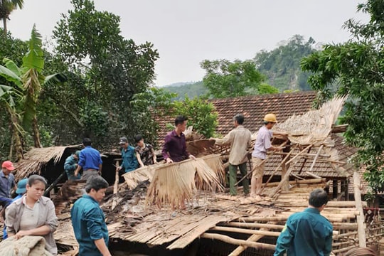 Dông lốc làm tốc mái nhiều nhà dân ở huyện Quế Phong