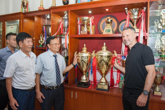 Huyền thoại Ryan Giggs của M.U đến SLNA và ngạc nhiên về thành tích của đội bóng