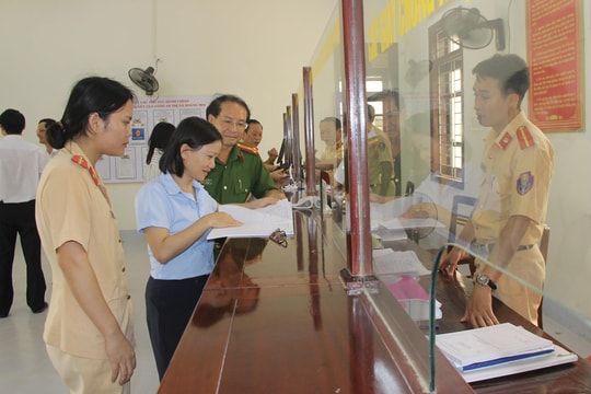 Thị xã Hoàng Mai cần xử lý nghiêm việc phơi thóc lúa, dựng rạp cưới trên Quốc lộ, tỉnh lộ 