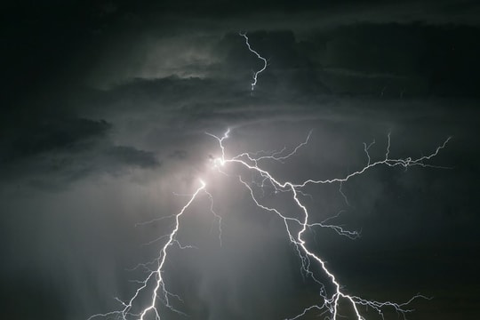 Nghệ An: Người đàn ông bị sét đánh tử vong trong đêm