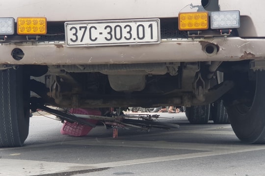 Học sinh lớp 6 ở Nghệ An chết thảm dưới gầm xe đầu kéo