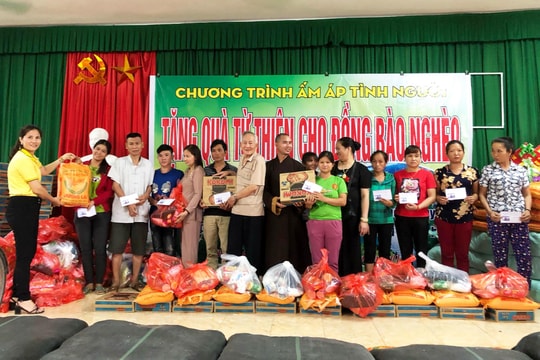 Chùa Phổ Môn trao 100 suất quà cho người nghèo vùng tái định cư