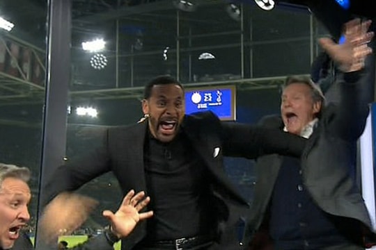Rio Ferdinand hú hét, nhảy múa phấn khích khi Tottenham ngược dòng thắng Ajax