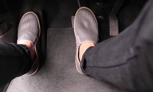 Cách đặt chân tránh nhầm ga - phanh khi lái xe