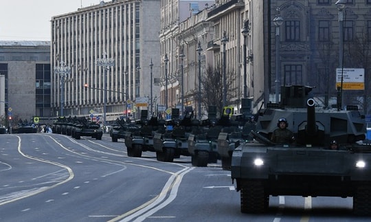 [Trực tiếp] Binh lính, phương tiện quân sự tiến về Moskva trước lễ duyệt binh mừng Ngày Chiến thắng