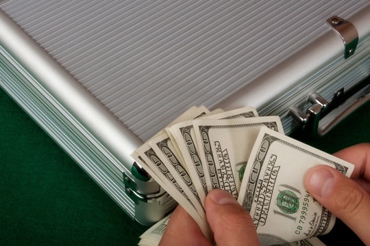 Bộ Tài chính Mỹ nghi ngờ Nga thao túng đồng USD