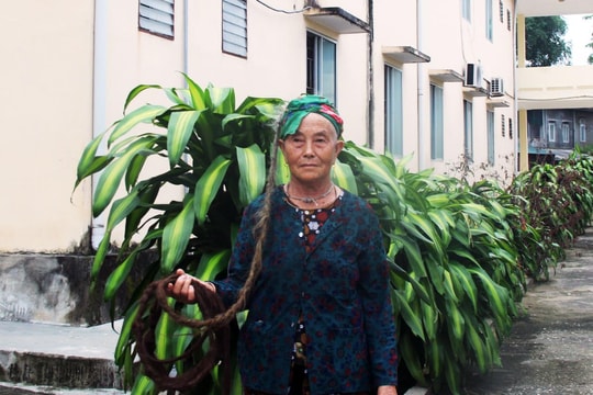 Cụ bà người Mông 94 tuổi ở Nghệ An có mái tóc dài gần 4m