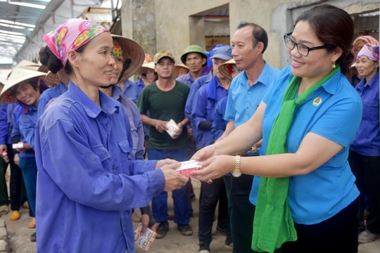 Trao 11 triệu đồng hỗ trợ 'Tuần lễ giải nhiệt mùa hè' cho công nhân