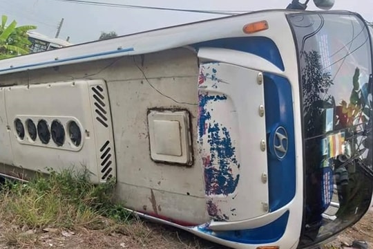 Xe chở công nhân bị lật, 10 công nhân bị thương