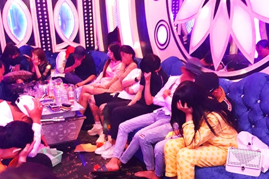 70 nam nữ phê ma túy trong quán karaoke