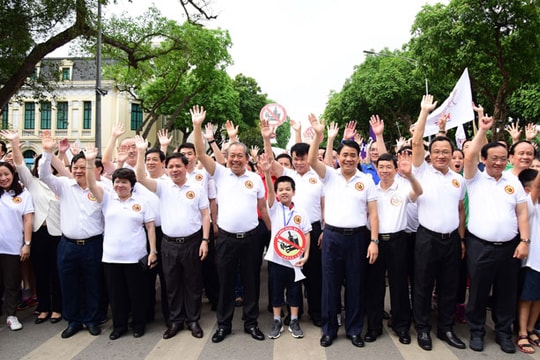 Gần 10.000 người đi bộ kêu gọi 'Đã uống rượu bia không lái xe'