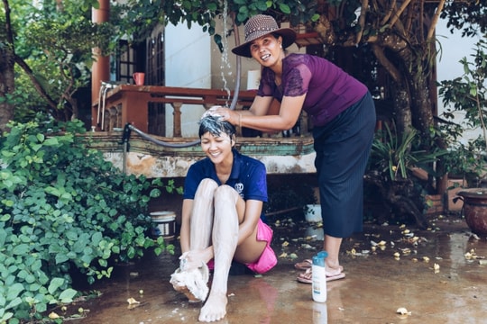 H'Hen Niê được mẹ tắm gội khi về thăm nhà