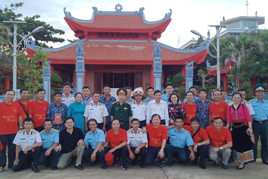 Đoàn đại biểu Nghệ An thăm, tặng quà cán bộ, chiến sĩ trên quần đảo Trường Sa, Nhà giàn DK1