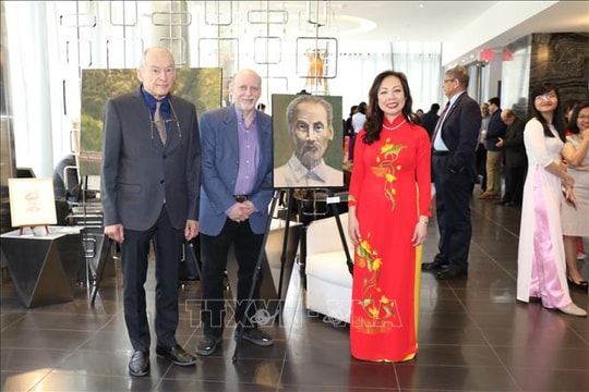 Họa sĩ người Canada vẽ chân dung Bác Hồ: 'Bị lôi cuốn bởi tinh thần nhân văn của Người'