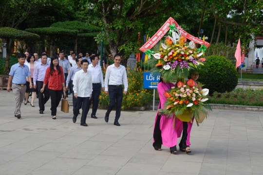 Lãnh đạo Thủ đô Hà Nội dâng hoa, dâng hương tại Khu Di tích Kim Liên