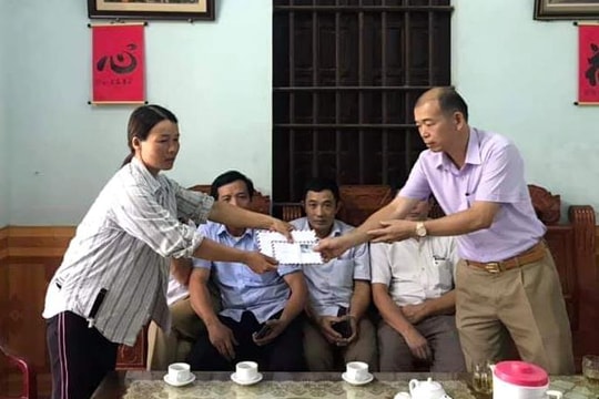 Trao hơn 9 triệu đồng hỗ trợ gia đình bị phá hoại 5 sào dưa hấu ở Diễn Châu