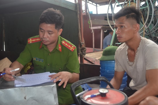 Tạm giữ 3 thuyền khai thác cát, sỏi trái phép trên sông Lam  ​