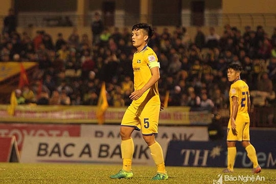 Trung vệ SLNA Hoàng Văn Khánh lên tuyển, tại sao không?