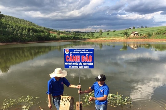 Huyện miền núi Nghệ An cắm 85 biển cảnh báo tai nạn đuối nước trẻ em