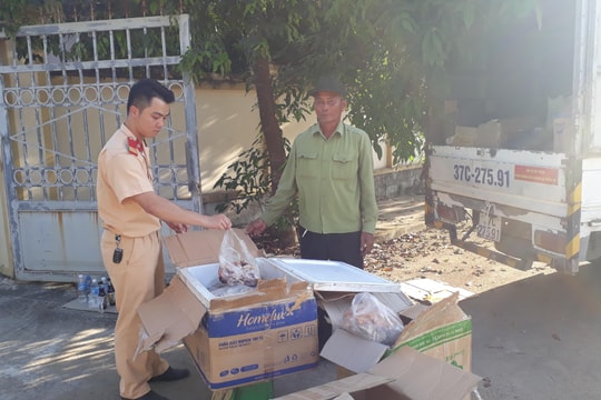 Bắt giữ vụ vận chuyển bánh quẩy và 50 kg nội tạng đã bốc mùi