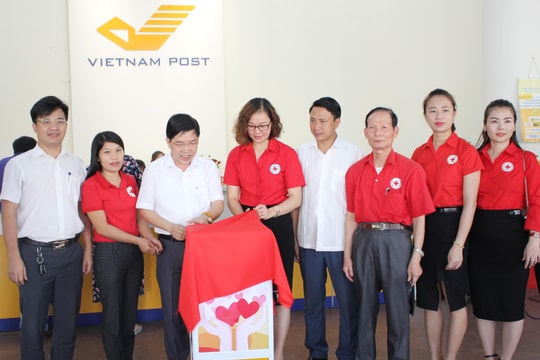 Bưu điện Nghệ An và Hội Chữ thập đỏ khai trương 'Thùng quỹ nhân đạo' 