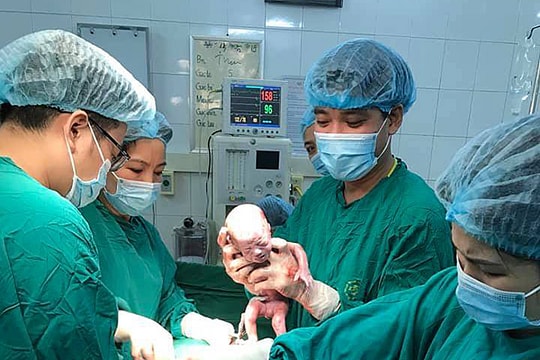 Sản phụ sinh ba bé trai cùng trứng hiếm gặp