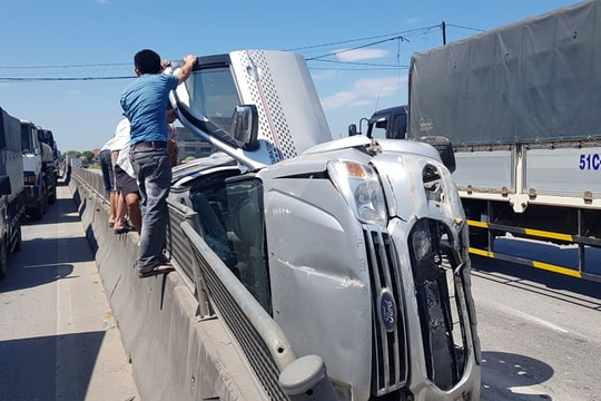 Xe hổ vồ va chạm với xe con lật nghiêng, 3 người thoát chết trên quốc lộ 1A  ​