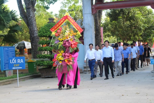 Đoàn đại biểu huyện Con Cuông dâng hương tại Khu Di tích Kim Liên