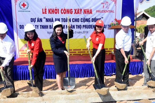 Hỗ trợ xây dựng  6 ngôi nhà an toàn cho người dân vùng lũ ở Tương Dương