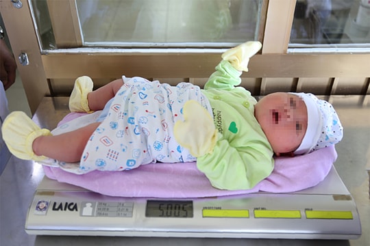 Bé trai chào đời nặng hơn 5 kg
