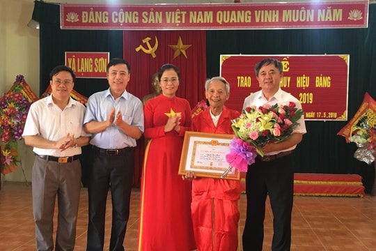 Các địa phương tổ chức lễ trao tặng huy hiệu Đảng đợt 19/5