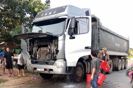 Người dân dùng xô xách nước dập lửa trên xe tải