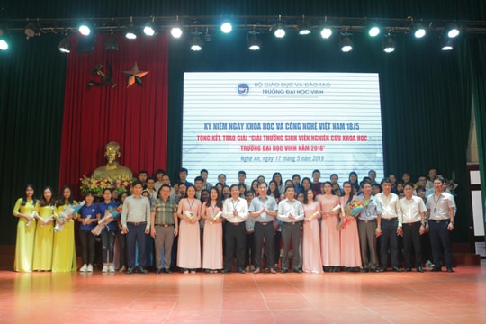 Đại học Vinh trao giải thưởng sinh viên nghiên cứu khoa học