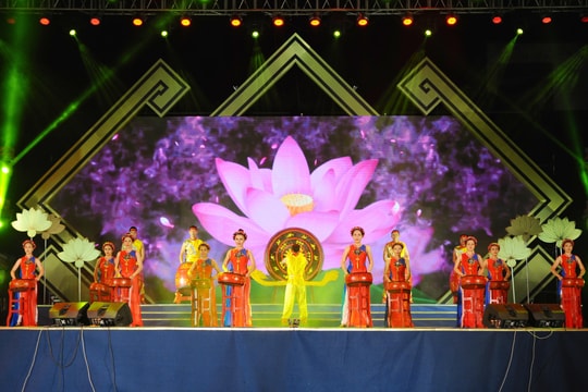 Hàng ngàn người dân nô nức tham dự khai mạc Lễ hội Làng Sen