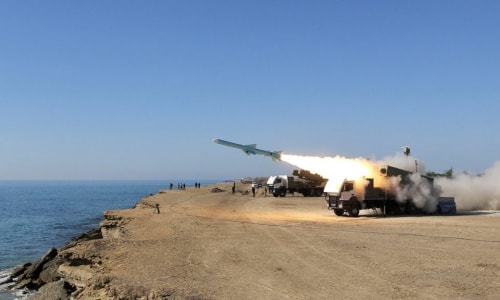 Iran tuyên bố dễ dàng đánh trúng tàu chiến Mỹ bằng tên lửa