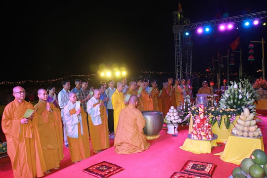 Hàng nghìn phật tử tham dự Đại lễ Phật đản tại chùa Đức Hậu