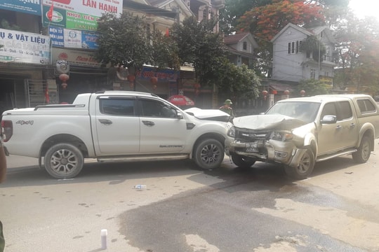 Nghi vợ cặp bồ, chồng đốt nhà, dùng dao đâm vợ, đấu đầu ô tô 'tình địch'