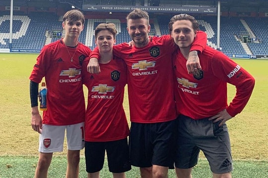 David Beckham trẻ trung như anh cả của ba con trai