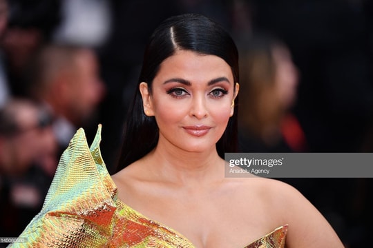 Hoa hậu đẹp nhất mọi thời đại lộng lẫy trên thảm đỏ Cannes